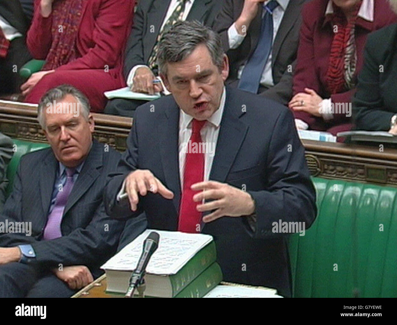 El canciller británico Gordon Brown pronuncia su discurso sobre el presupuesto. Foto de stock