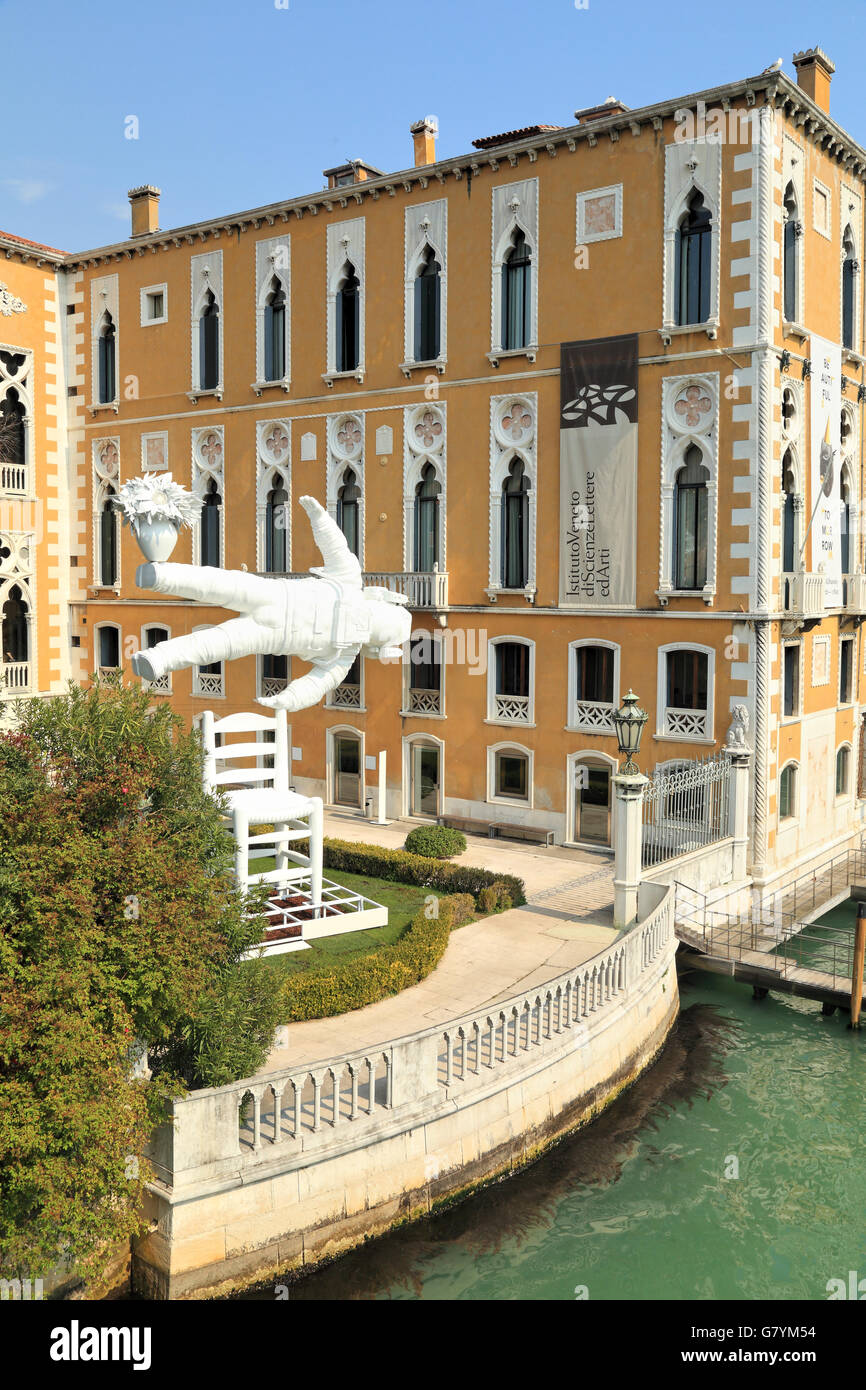 "Hermosa mañana', spaceman exposición por Joseph Klibansky, alojado en el Palazzo Franchetti, Venecia Foto de stock