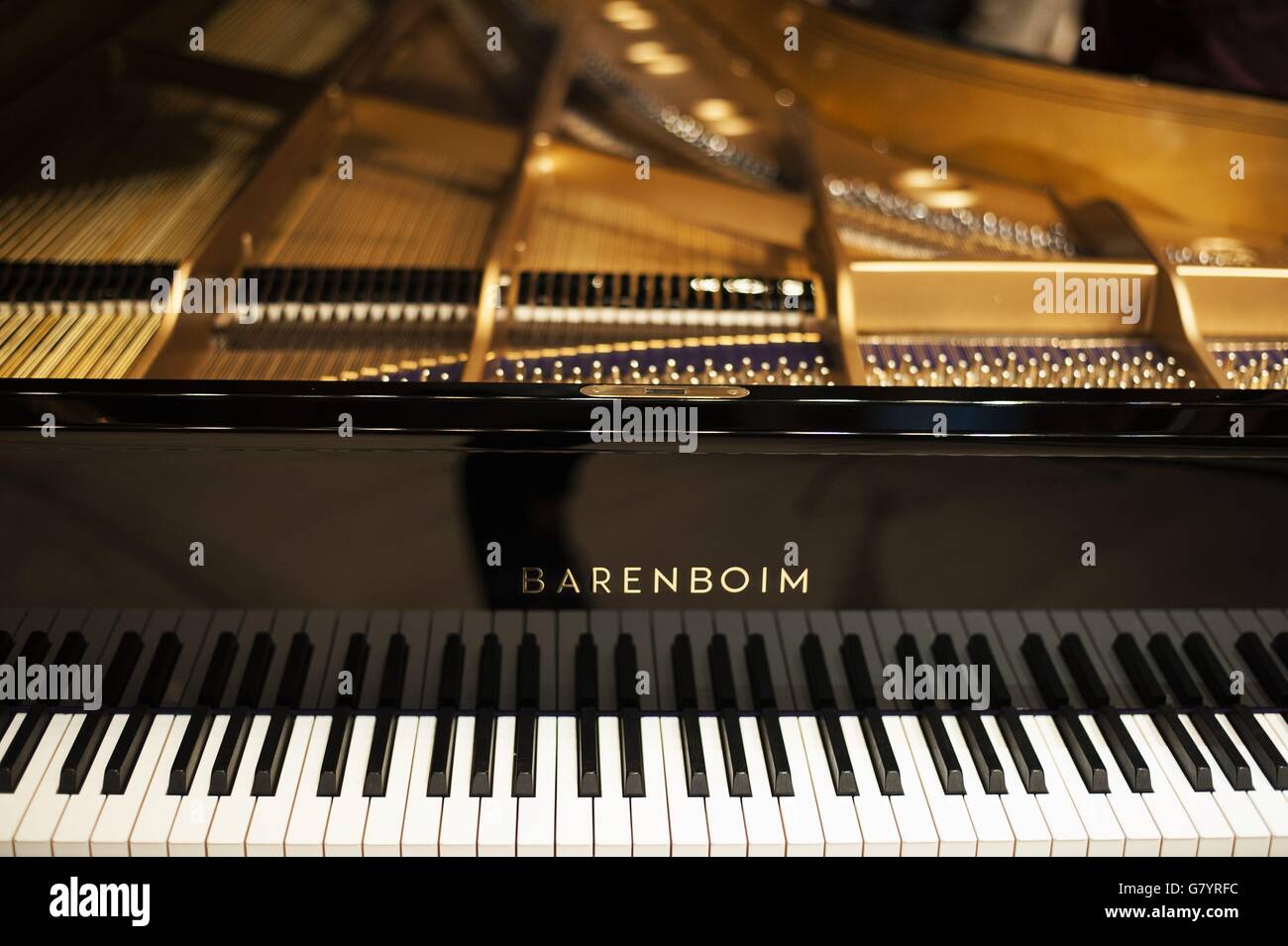 El pianista y director Daniel Barenboim desvela el piano Barenboim-Maene  Concert Grand, desarrollado y construido por el fabricante belga de  instrumentos Chris Maene con el apoyo de Steinway & Sons, en el