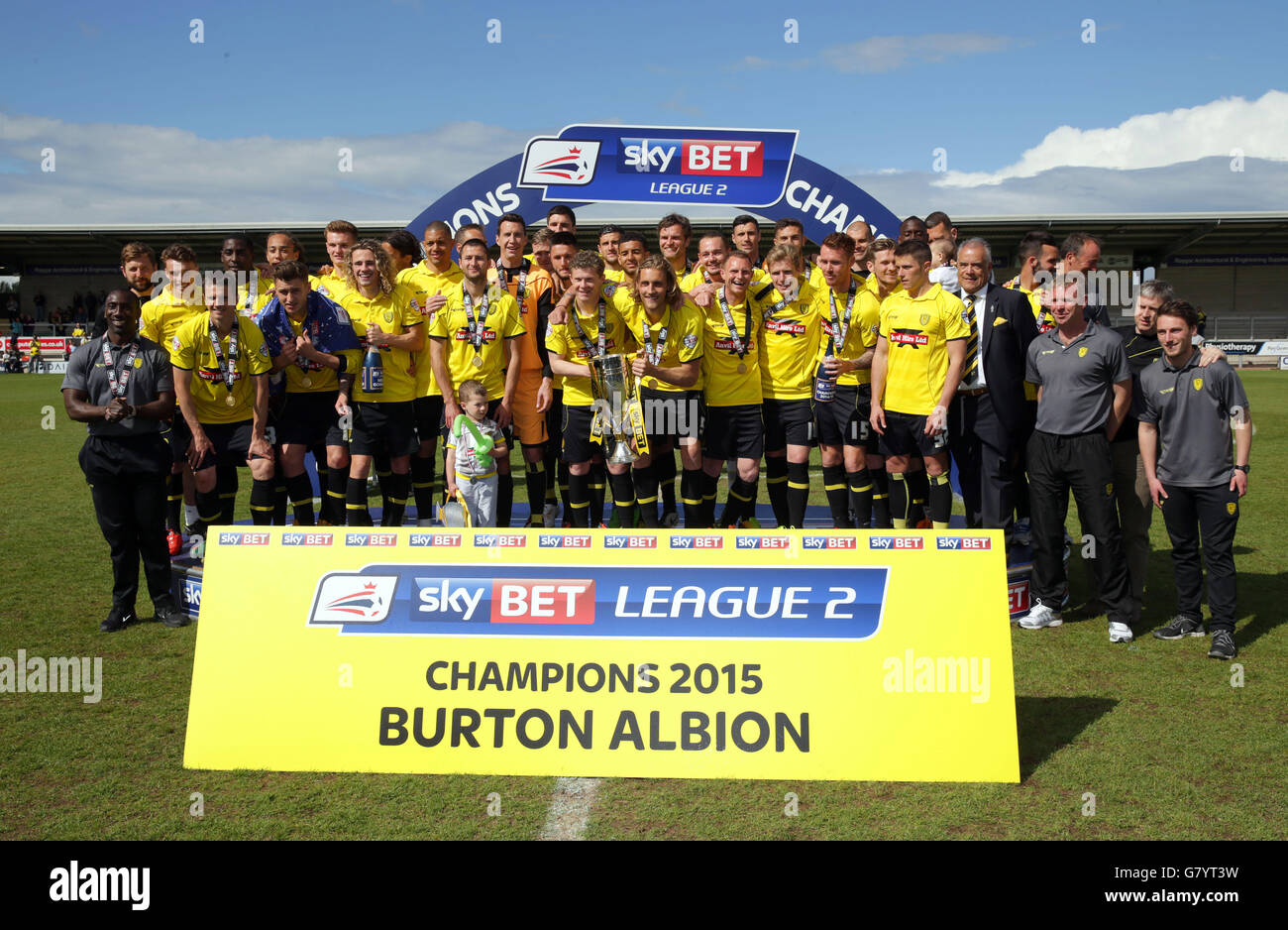 El equipo de Burton Albion celebra la presentación del trofeo en el Pirelli  Stadium, Burton upon Trent Fotografía de stock - Alamy