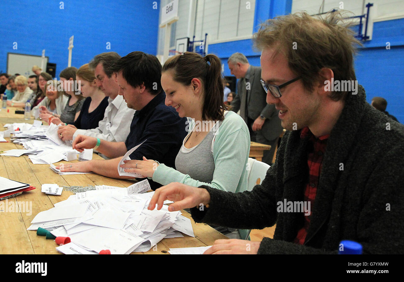 Los primeros votos para North Warwickshire se clasifican y cuentan en el Centro de Ocio de Coleshill en Coleshill en la elección General 2015. Foto de stock