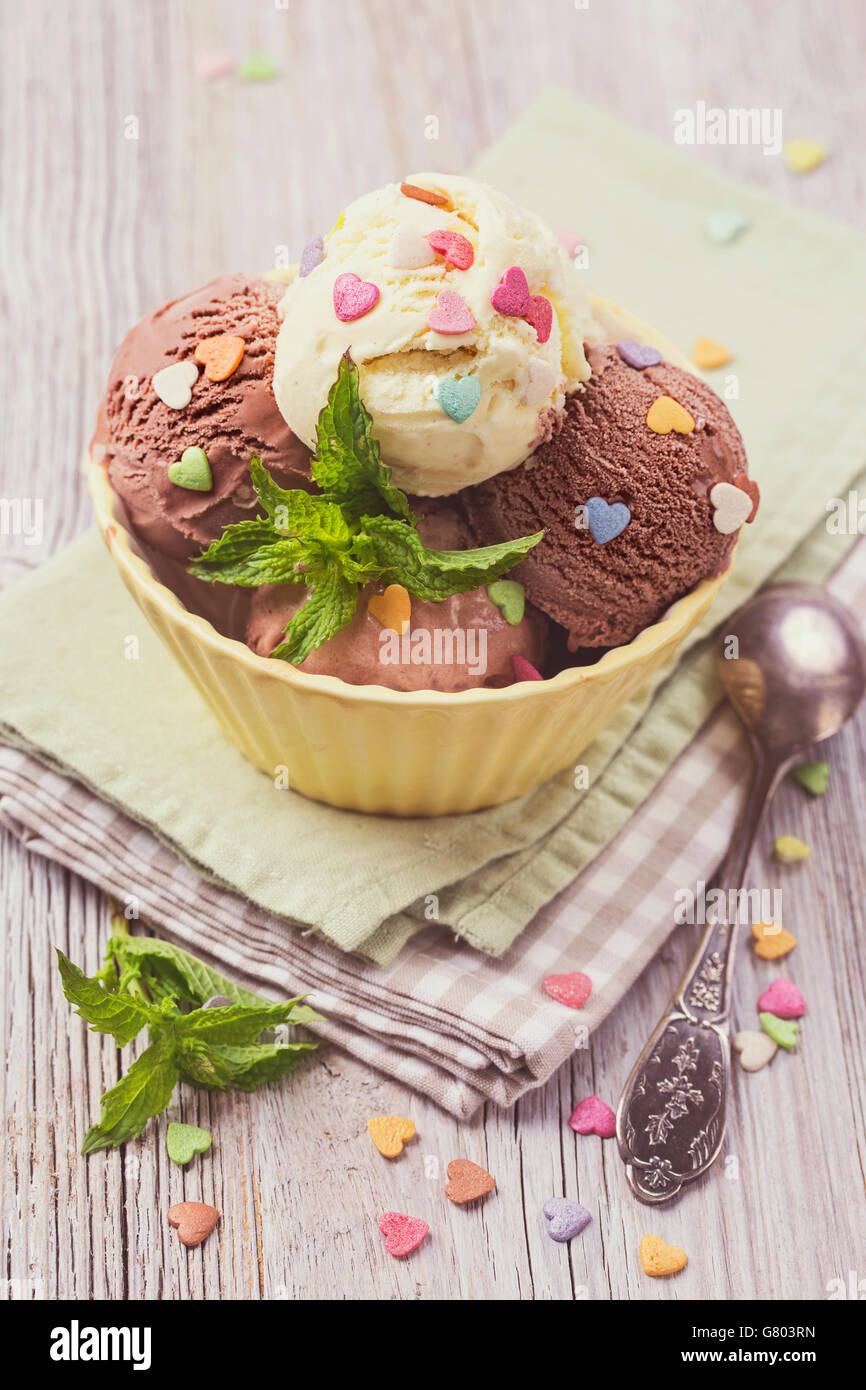 Chocolate y helado de vainilla en un tazón Foto de stock