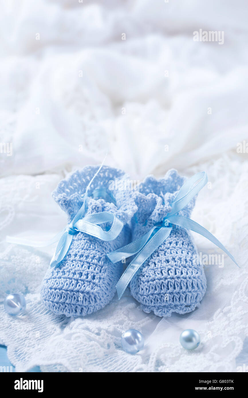Zapatos de bebe azul fotografías e imágenes de alta resolución - Alamy