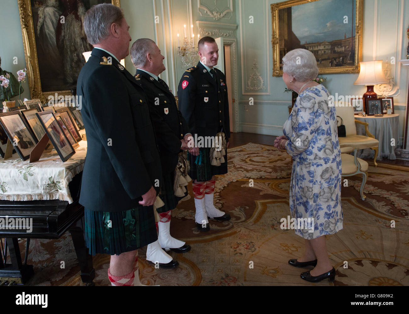 La Reina Isabel II, en su calidad de Coronel en Jefe de los Alteza Argyll y Sutherland de Canadá, recibe (de izquierda a derecha) al Coronel Ronald Foxcroft (Coronel Honorario), al Teniente Richard Kennedy (Teniente Coronel Honorario) y al Teniente Coronel Lawrence Hatfield (Comandante) en el Palacio de Buckingham en Londres. Foto de stock