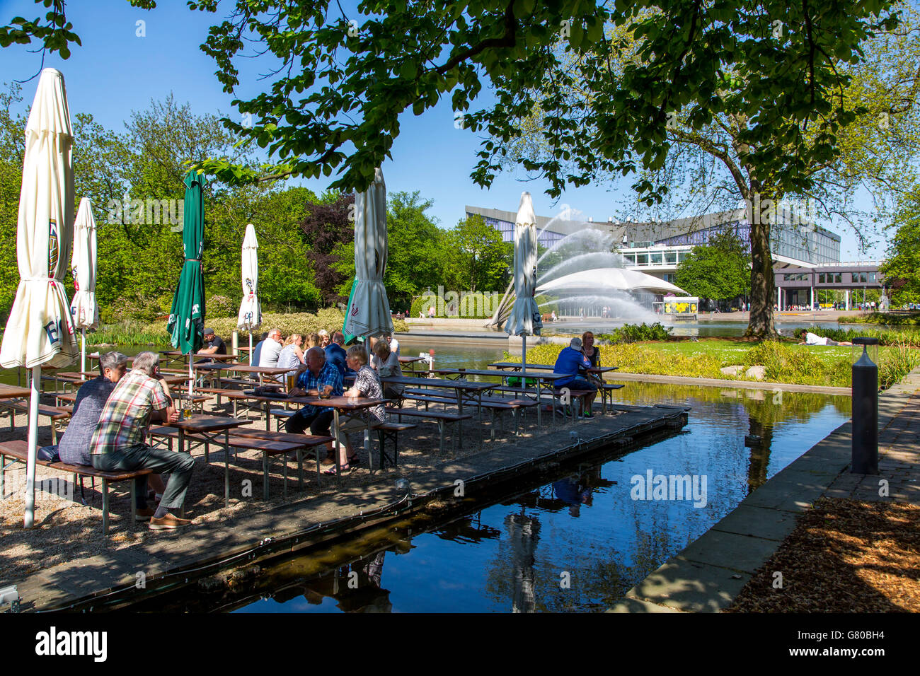 El Grugapark en Essen, Alemania, un parque municipal en el centro de la ciudad, con muchas plantas, jardines, animales y la actividad de ocio Foto de stock