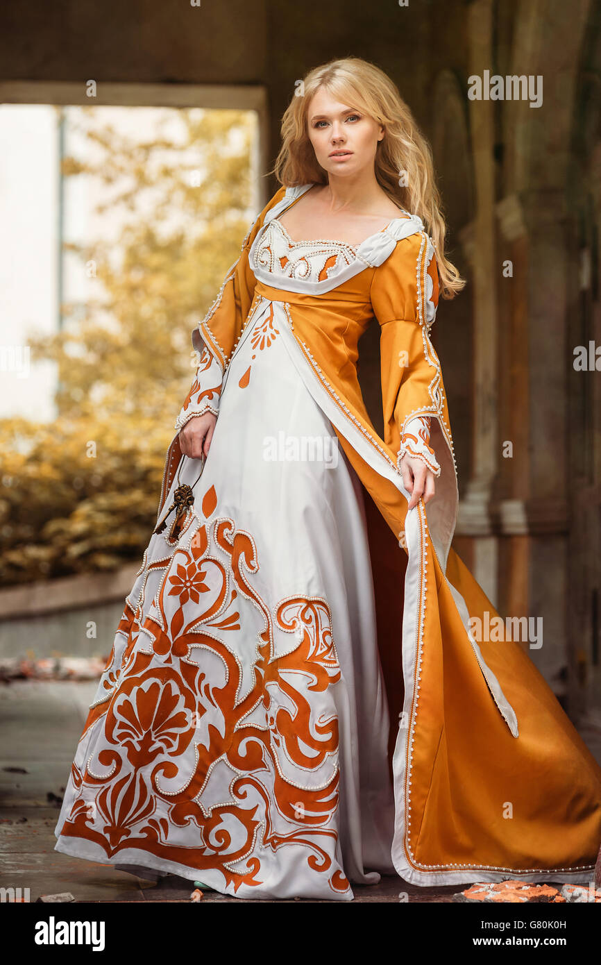 Mujer en traje medieval Fotografía de stock - Alamy