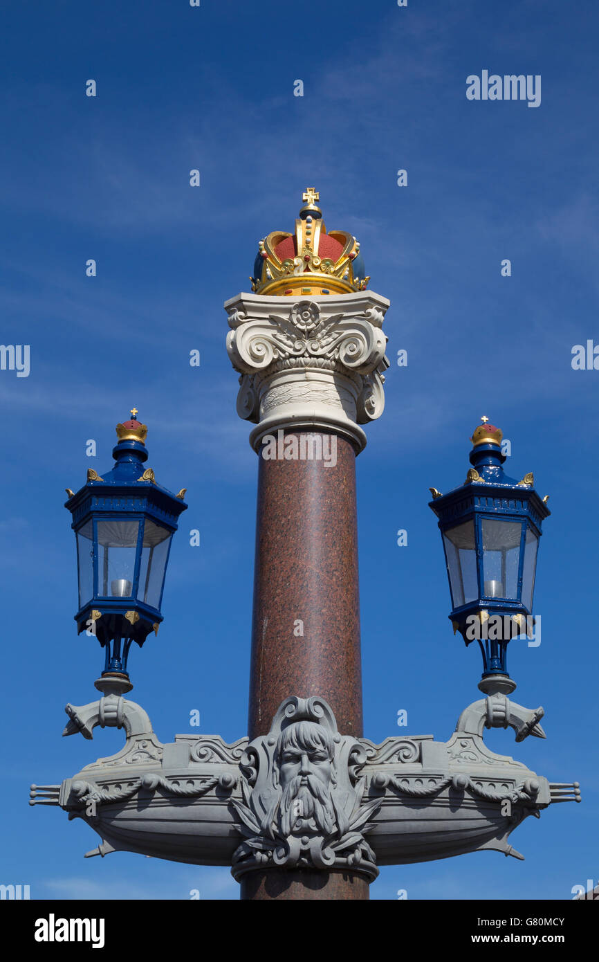 Hermosa lámpara de la calle en Amsterdam, Holanda en primavera. Foto de stock