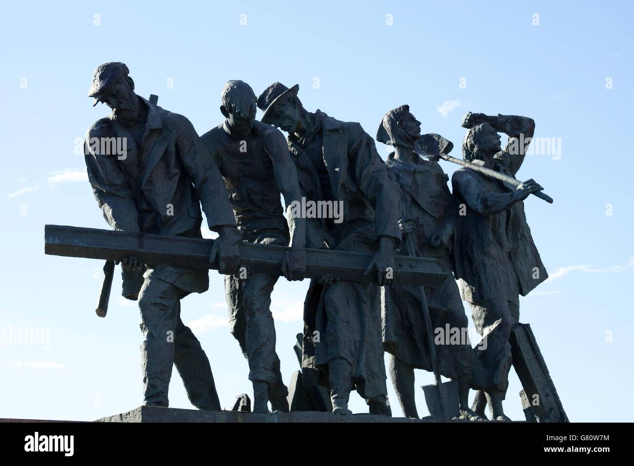 Escultura de voluntarios construyendo defensas de la ciudad, el monumento a los heroicos defensores de Leningrado, la plaza de la victoria, ploshchad pobedy, Foto de stock
