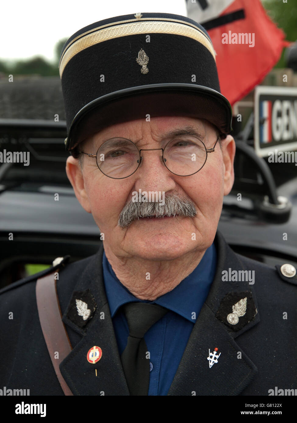 Uniforme militar disfraz grupo retrato policía gendarme cinturón