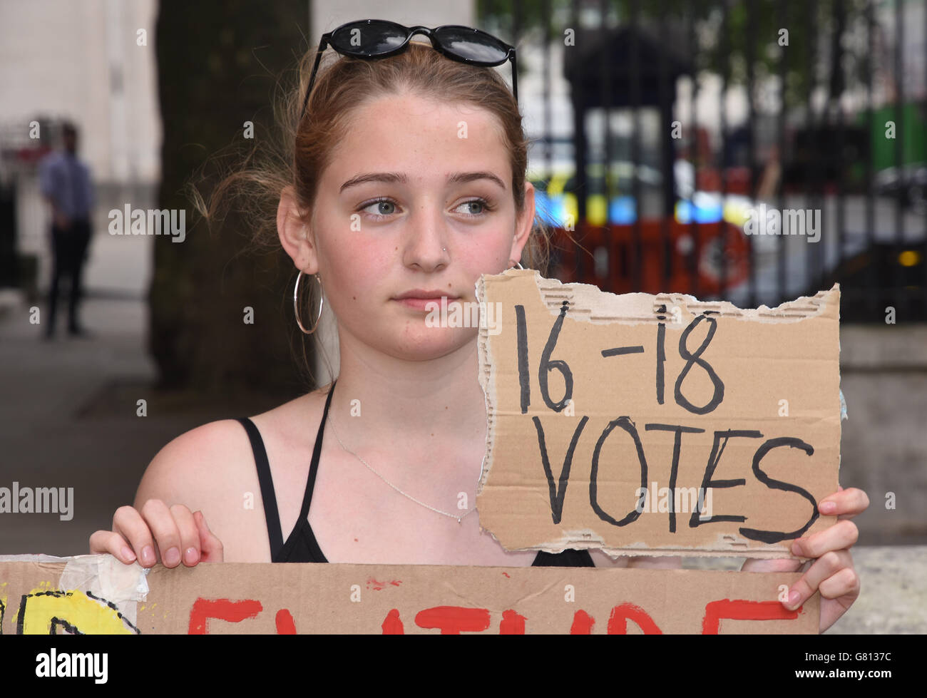 Los adolescentes protestan contra el Brexit y el derecho de los niños de 16-17 años a votar. Frente al número 10 Downing Street, Whitehall, Londres. REINO UNIDO Foto de stock