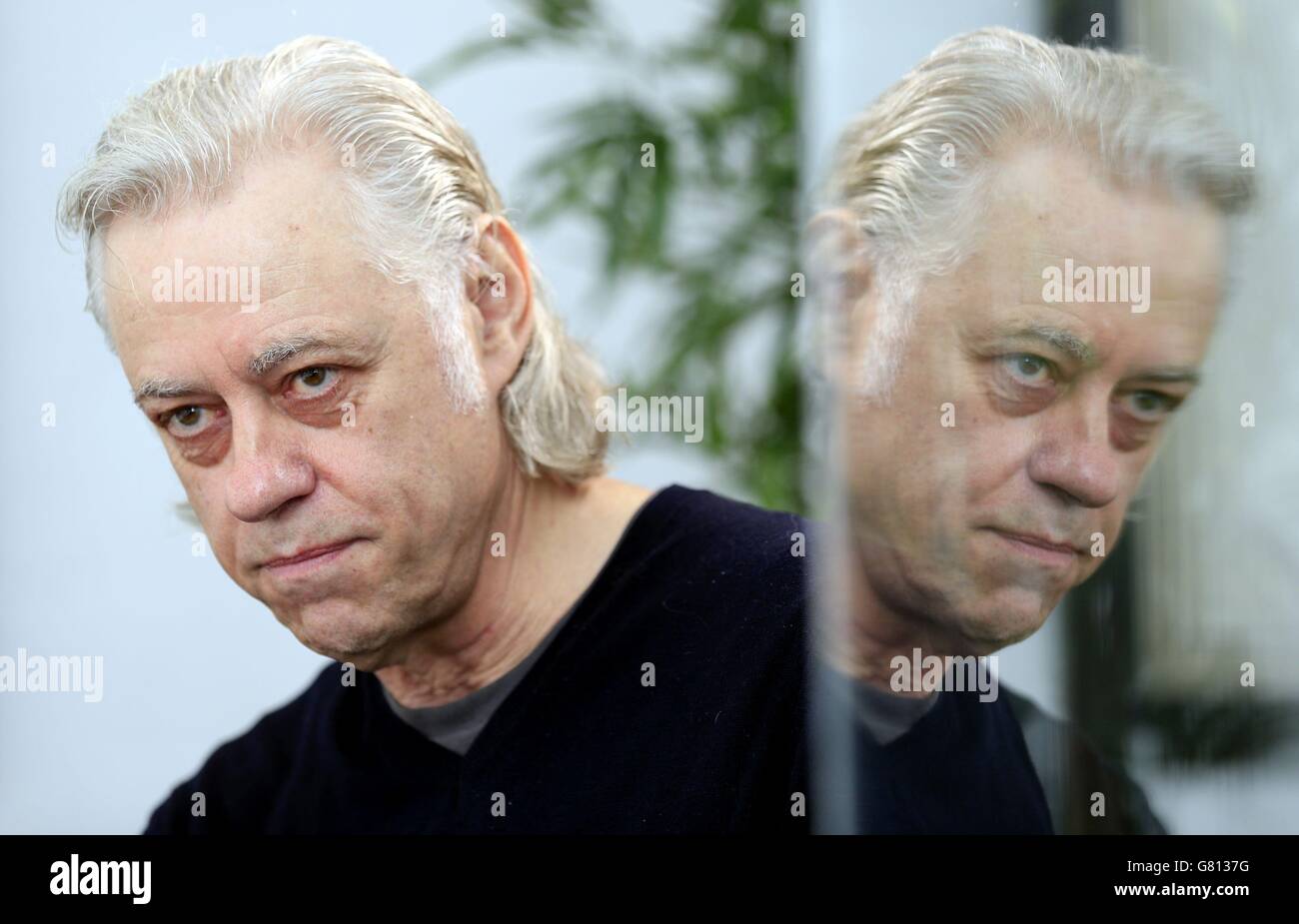 Bob Geldof en las oficinas de Kruger Cowne Ltd, Chelsea, Londres como Gran Bretaña está idealmente situado para estar "por delante de la curva" y podría beneficiarse del "vasto potencial" de África en el siglo 21, según el activista de la banda de ayuda. Foto de stock