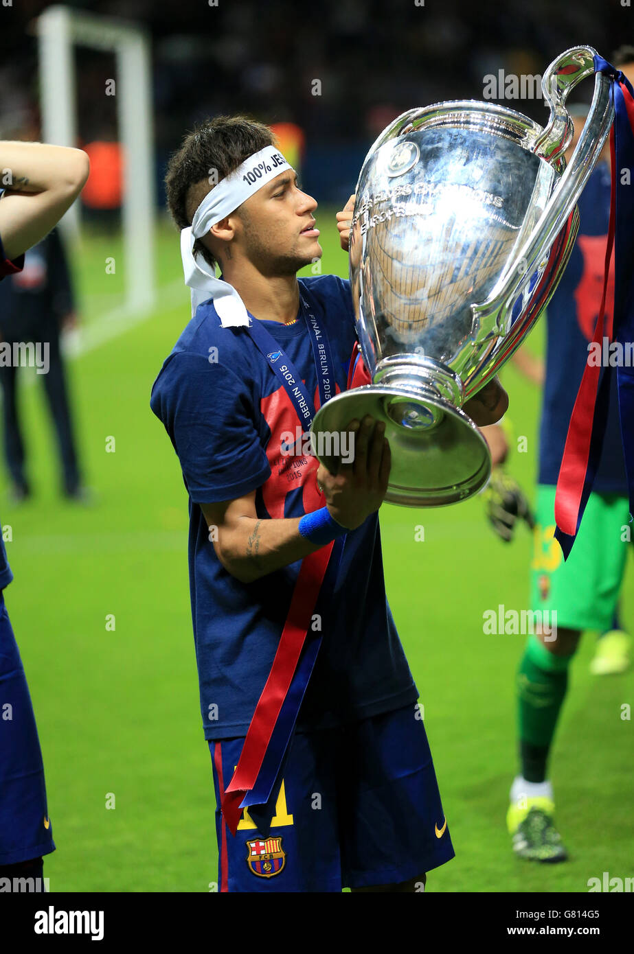 Barcelonas neymar celebra con el trofeo fotografías e imágenes de alta