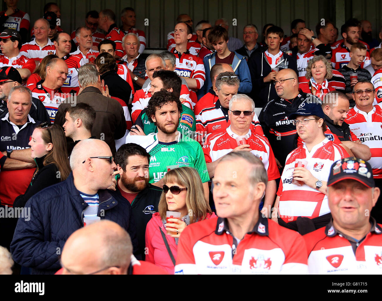 Dos fans de Connacht están rodeados de aficionados a Gloucester antes del inicio del partido de la Copa de Campeones de Europa en el estadio Kingsholm, Gloucester. Foto de stock
