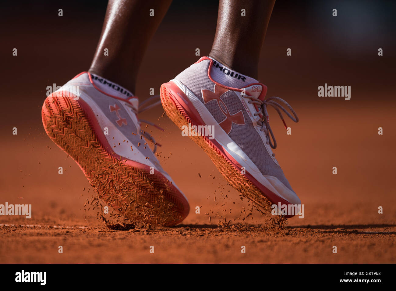 Sloane Stephens UnderArmour sneaker rompe algo de arcilla durante su  servicio durante su 1st ronda de mujeres individuales contra Venus Williams  el segundo día del Abierto de Francia en Roland Garros el