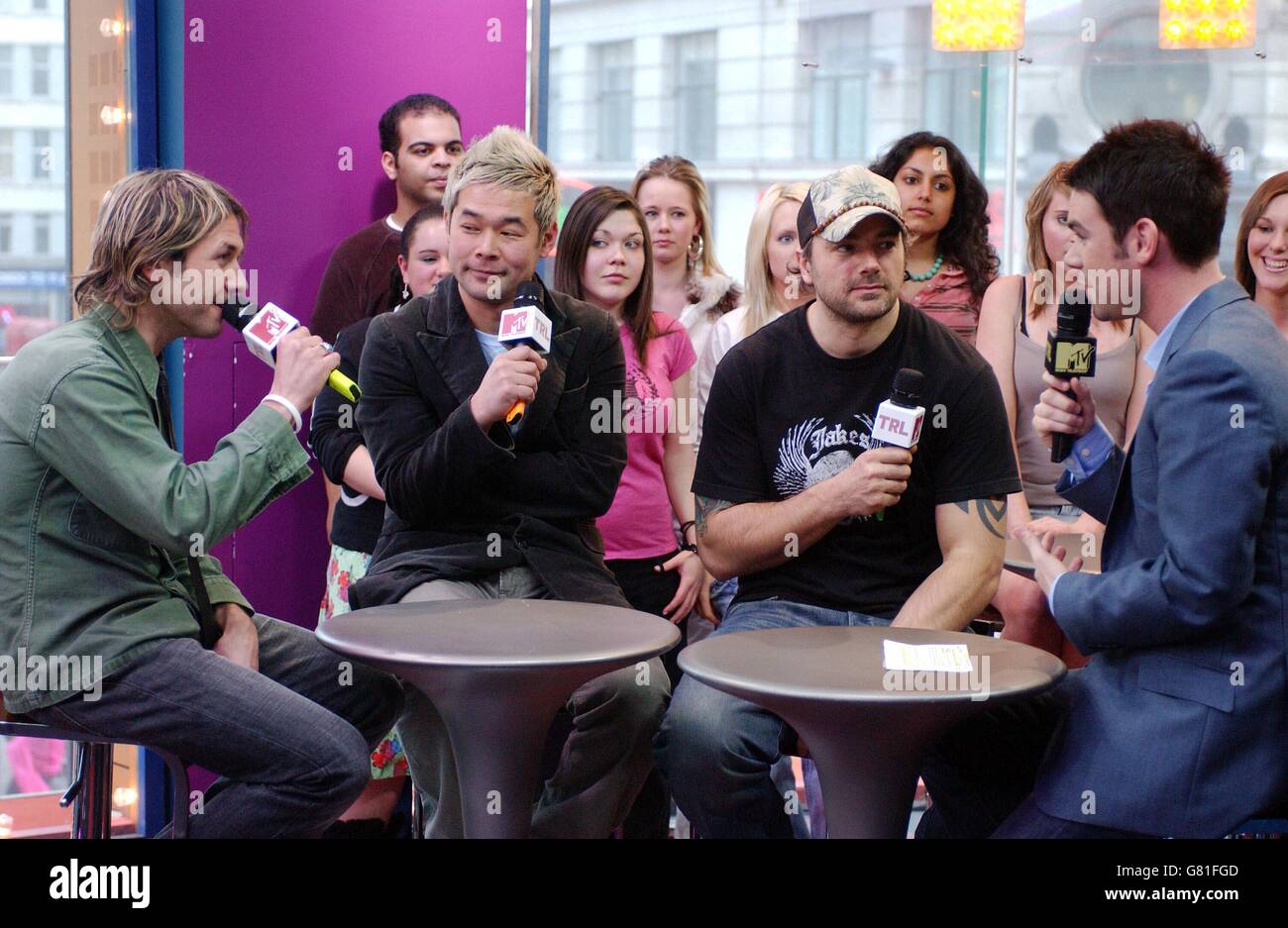 Mtv Trl Total Request Live Show Leicester Square Studios Alimentador Izquierda Derecha Grant Nicholas Taka Hirose Y Mark Richardson Con El Anfitrion Dave Berry Fotografia De Stock Alamy