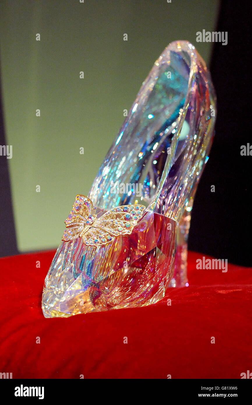 Zapato de Cenicienta" de Swarovski, diseñado en 2015 por Sandy Powell para  Lily James como Cenicienta, en préstamo especial de The Walt Disney  Company, que forman parte de la exposición Shoes: Pleasure