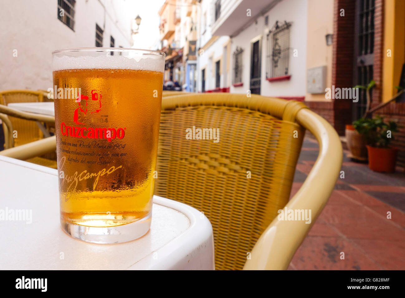 Vaso de cerveza Cruzcampo en la mesa en España. La Costa del Sol Fotografía  de stock - Alamy
