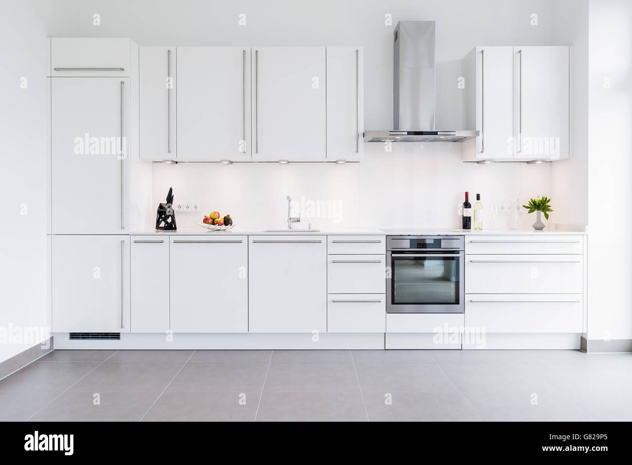 Cocina moderna con alacenas blancas de diseño Fotografía de - Alamy