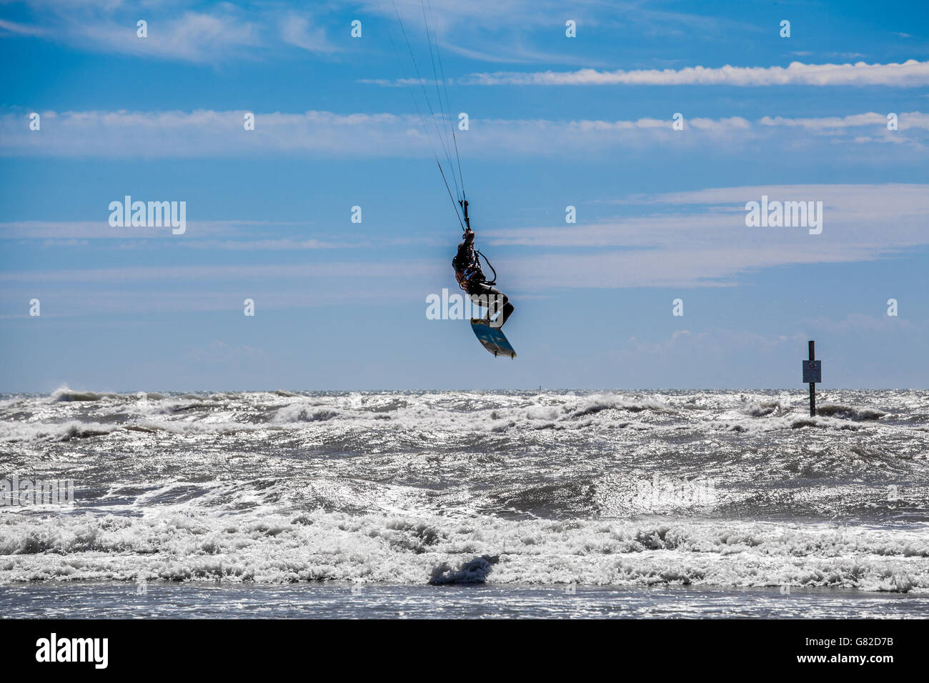 La silueta de un surfista cabalgando una ola en verano en Italia Foto de stock