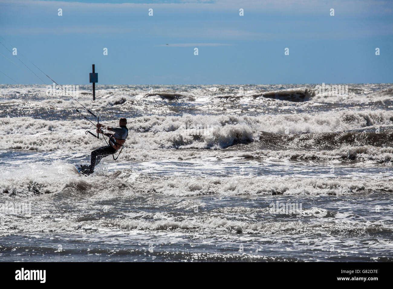 La silueta de un surfista cabalgando una ola en verano en Italia Foto de stock