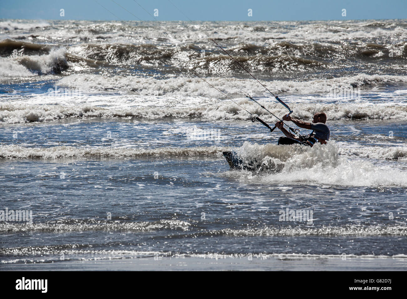 La silueta de un surfista cabalgando una ola en verano en Italia Foto de stock