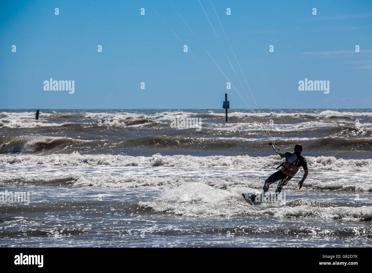 La silueta de un surfista cabalgando una ola en verano en Italia Foto de stock