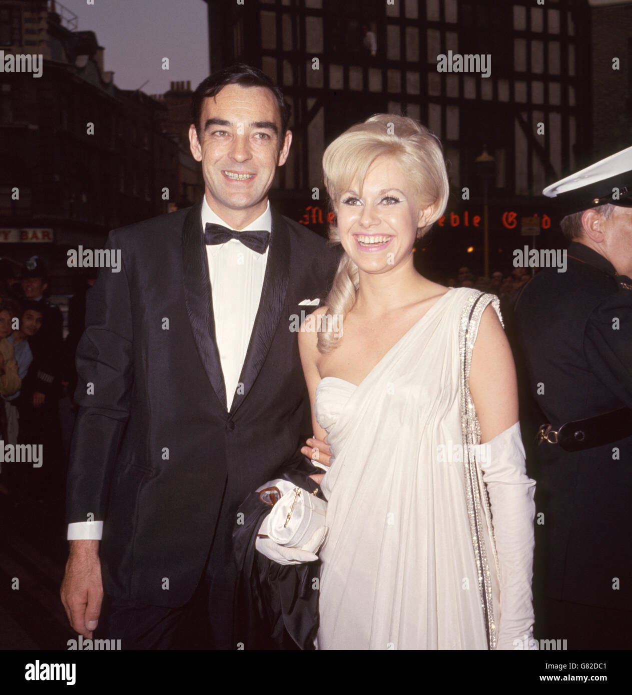 La actriz Suzanna Leigh y el actor Richard Johnson llegan para el estreno benéfico de la película 'Jartum' en Londres. Richard Johnson aparece en la película. Foto de stock