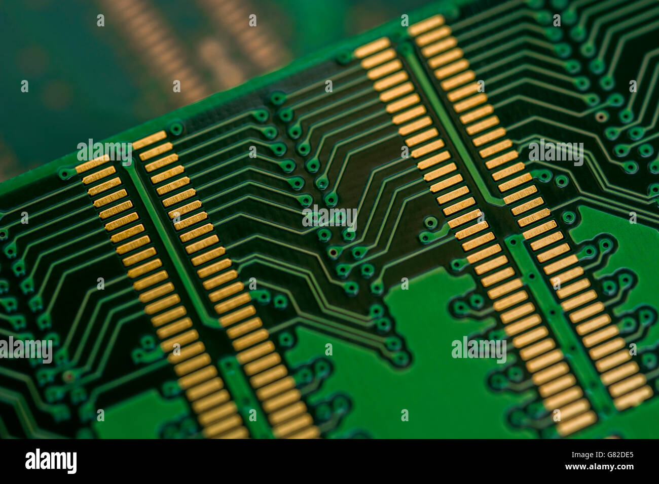 Concepto de memoria del equipo. Parte inferior de SDRAM DDR de 184 pines  que muestra el cableado del módulo DIMM (módulo de memoria dual en línea  Fotografía de stock - Alamy
