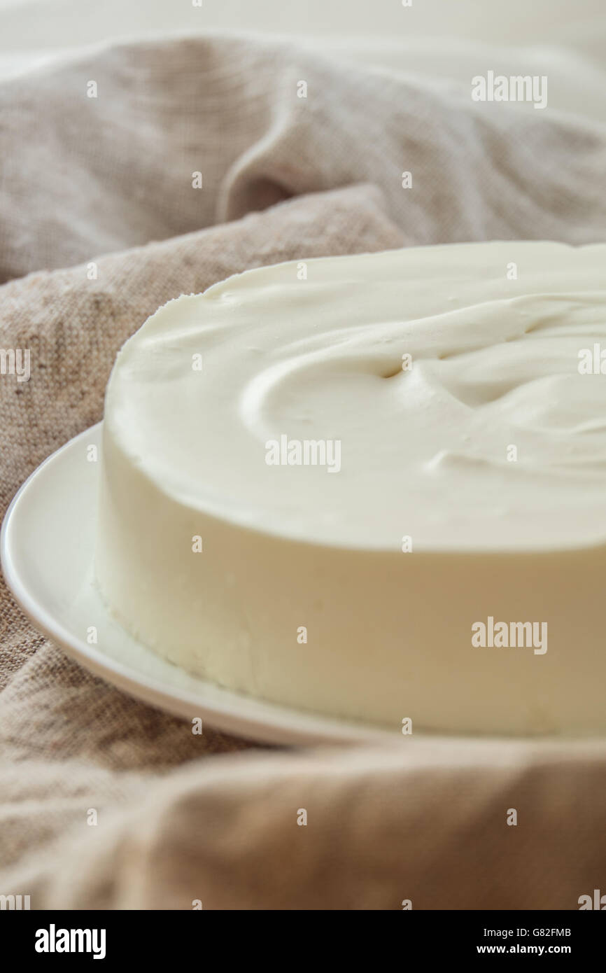 Vainilla mousse Bavaria pastel con crema de queso y crema batida. Placa  blanca. Cerca Fotografía de stock - Alamy