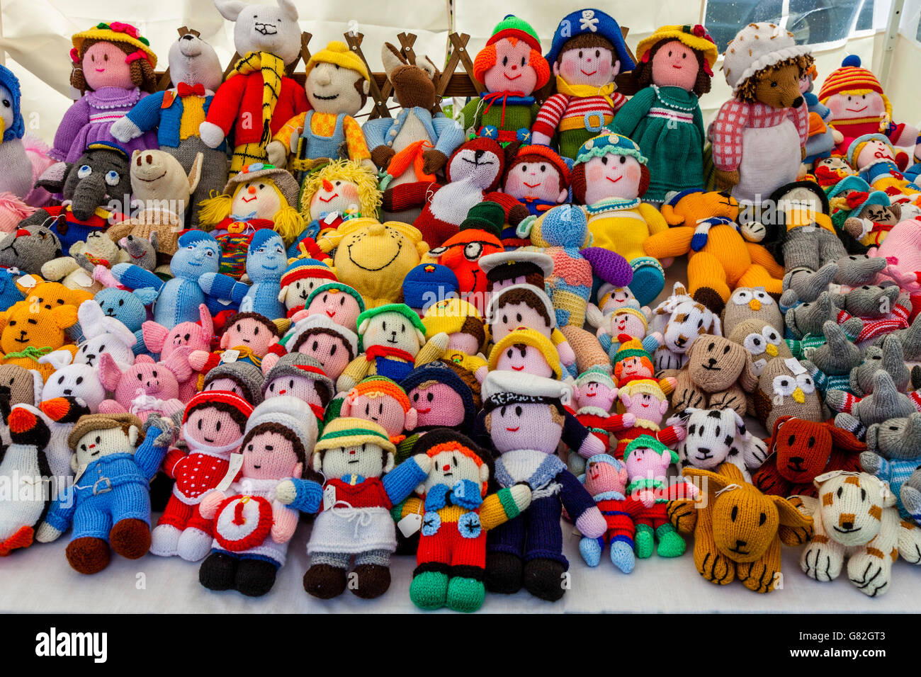 Coloridas muñecas tejidas a mano para la venta en la fiesta anual de Nutley, East Sussex, Reino Unido Foto de stock