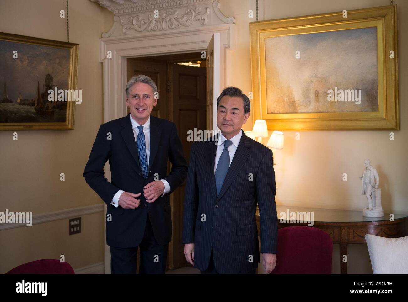 El Secretario de Asuntos Exteriores Philip Hammond (izquierda) se reúne con el Ministro de Asuntos Exteriores de China Wang Yi en el 10 Downing Street en Londres. Foto de stock