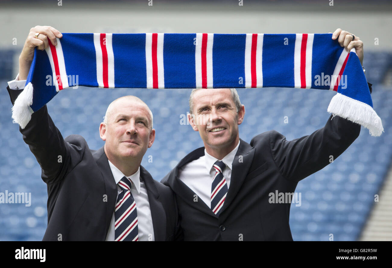 El nuevo Rangers Manger Mark Warburton (izquierda) y el subdirector David Weir se presentan en el estadio Ibrox de Glasgow. Foto de stock