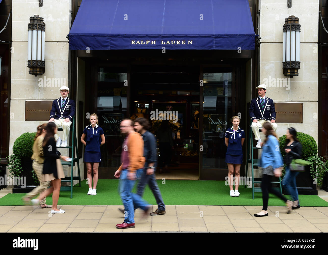 Modelos vestidos como árbitros y chicas de pelota se ven fuera de las  ventanas inspiradas en Wimbledon, en exhibición en la tienda New Bond  Street de Ralph Lauren en Londres, como parte