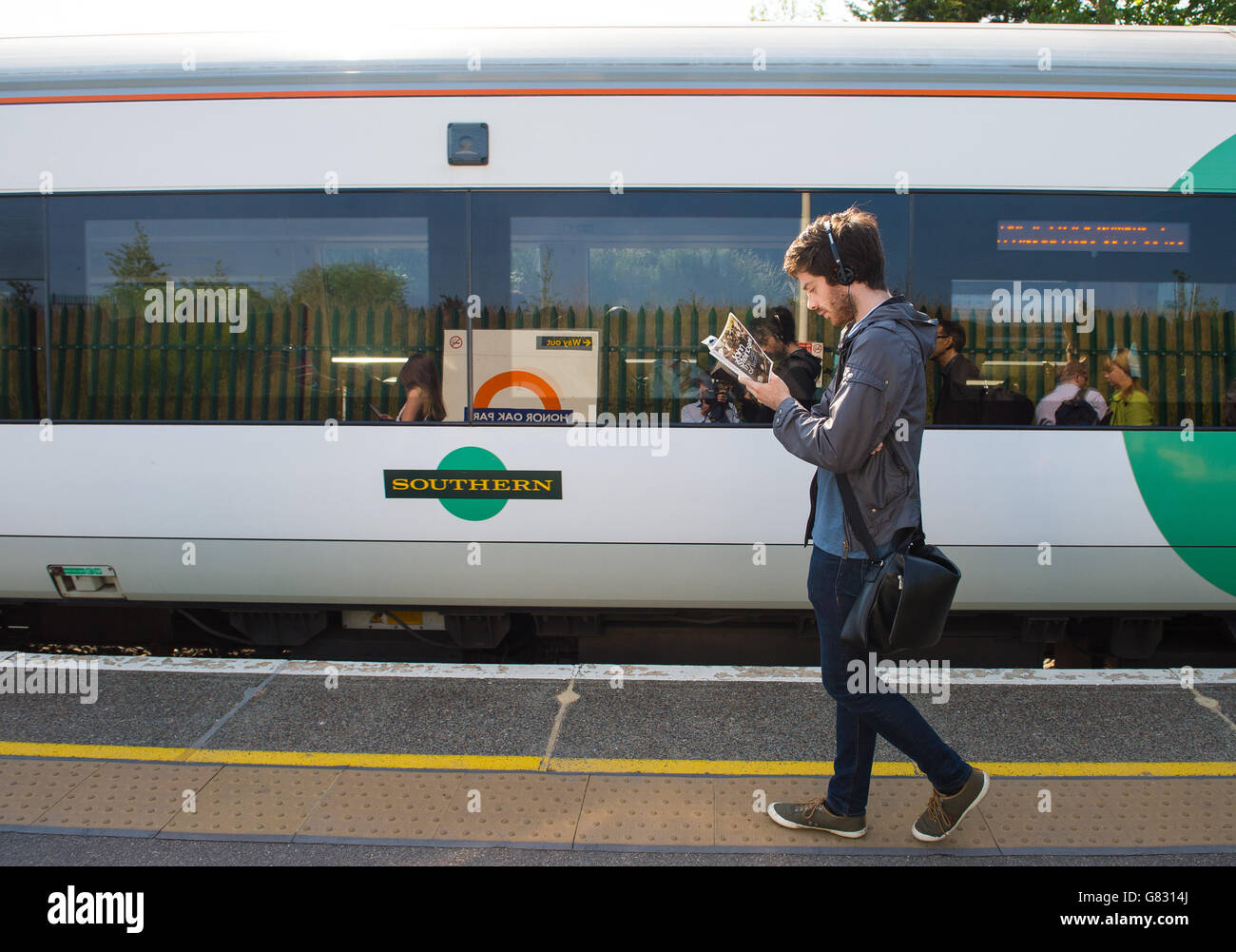 Un tren sur en la estación de honor Oak Park, en Londres. Foto de stock