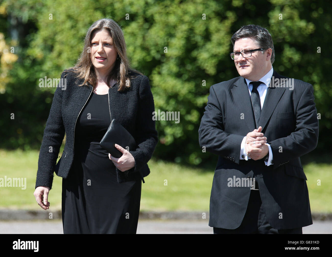 La ex esposa de Charles Kennedy, Sarah Gurling, llega a la iglesia de San  Juan Evangelista cerca de Fort William en Escocia para el funeral del ex  líder demócrata liberal Fotografía de