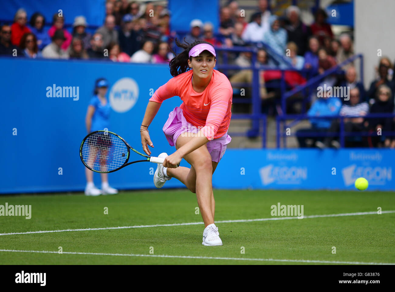 Laura Robson de Gran Bretaña en acción durante su partido contra Daria Gavrilova de Rusia en el primer día de AEGON International en Devonshire Park, Eastbourne. Foto de stock