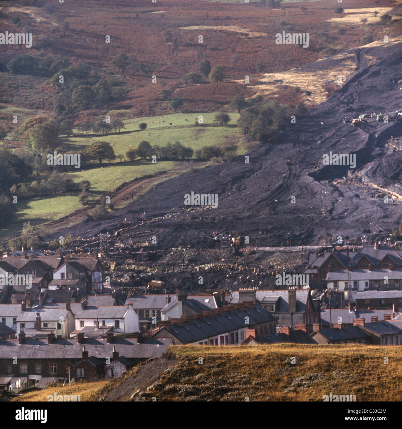 La montaña en movimiento de lodo de carbón después del desastre en Aberfan cuando la punta de carbón se alzó a través de la Escuela Pantglas Junior, matando a 116 niños y 28 adultos. Foto de stock