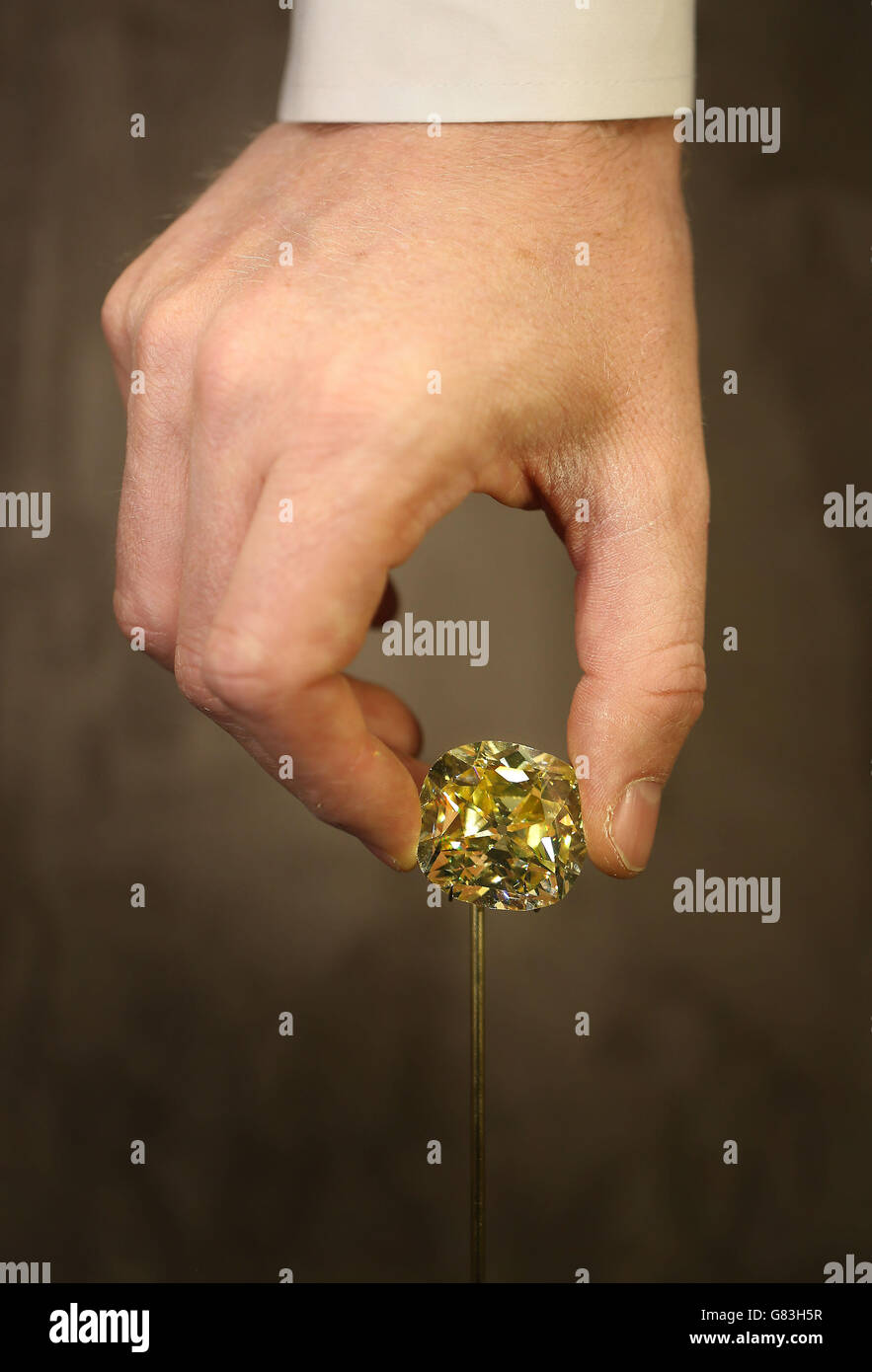 'The Symbolic Yellow', uno de los diamantes más grandes de color amarillo vivo y elegante de corte antiguo jamás registrado, a la venta por al menos 10 millones de libras, en Masterpiece London 2015, en el Royal Hospital Chelsea, Londres. Foto de stock