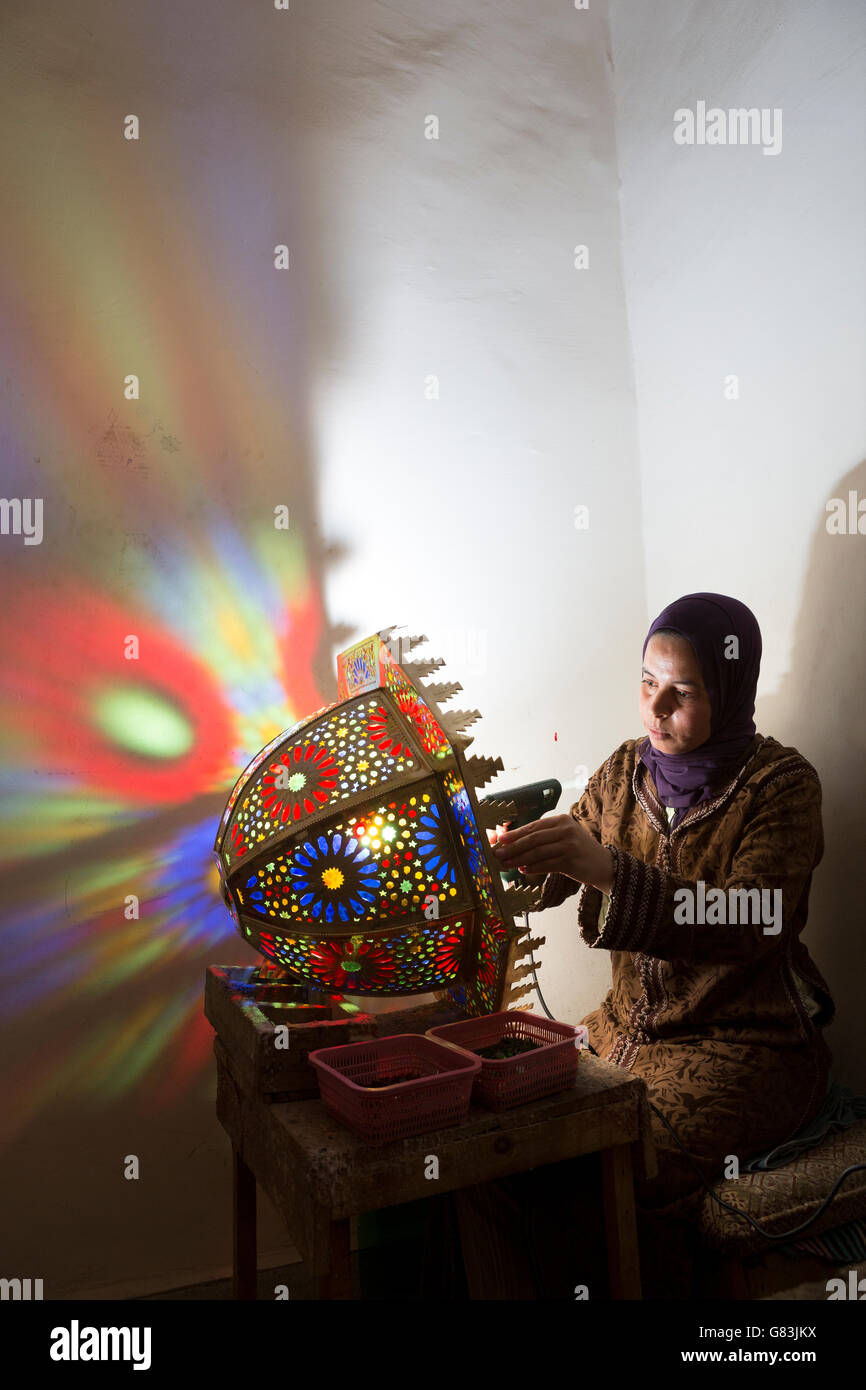 Un artesano crea iluminación tradicional en su taller en Fez, Marruecos. Foto de stock