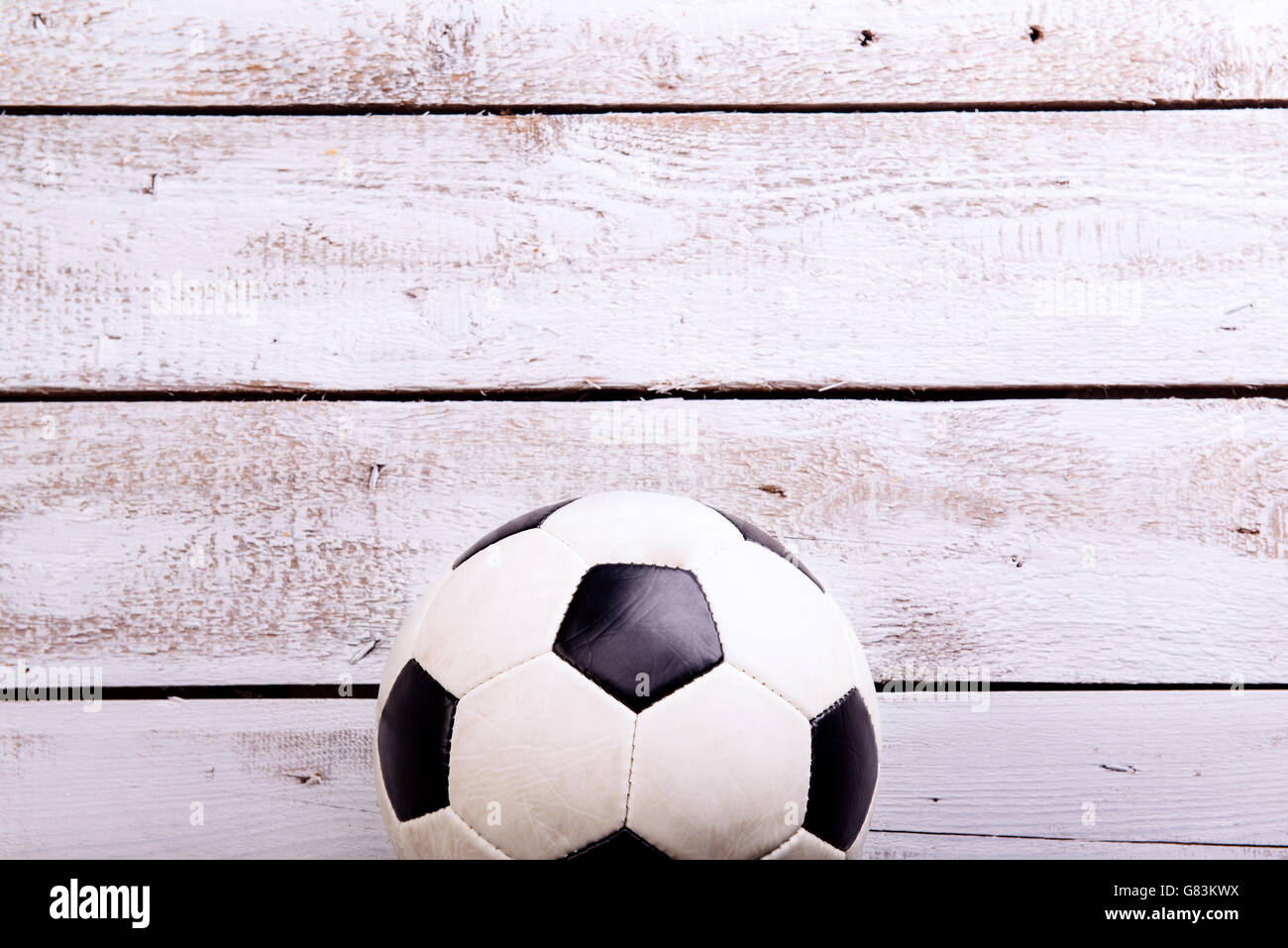 Balón de fútbol,los tacos y varias cosas de fútbol contra artificial  Fotografía de stock - Alamy