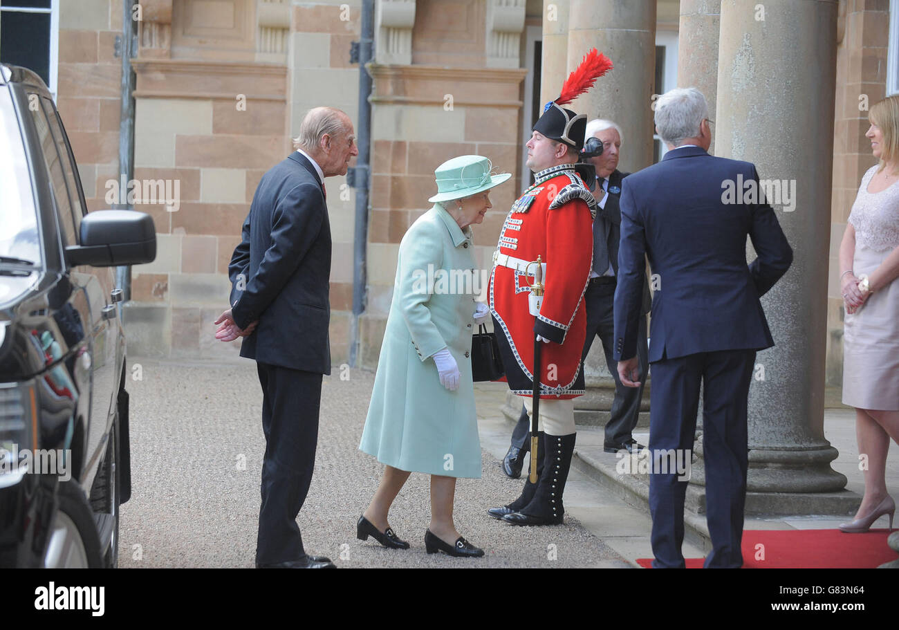La reina Isabel II y el Duque de Edimburgo llegan al castillo de Hillsborough, Belfast, al comienzo de una visita real a dos días en Irlanda del Norte. Foto de stock