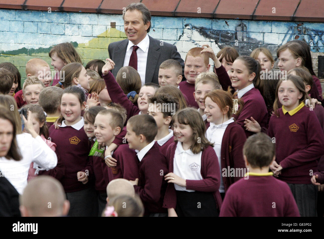El Primer Ministro Tony Blair llega a la Escuela Primaria Lord St en