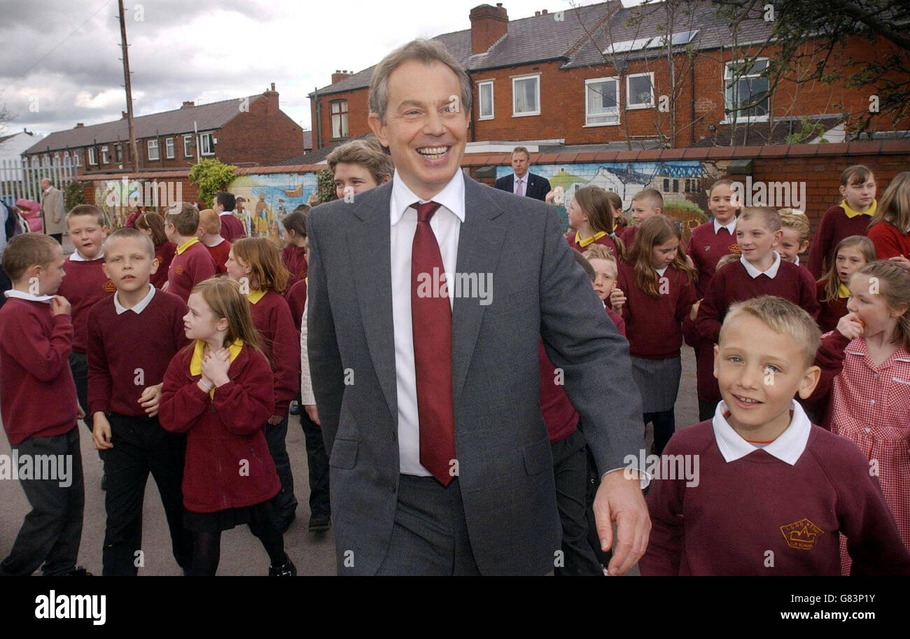 El Primer Ministro Tony Blair llega a la Escuela Primaria Lord St en