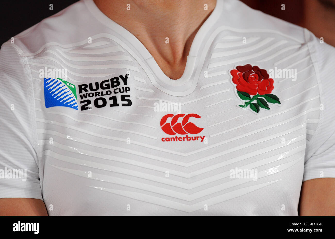 Vista de la superior de la nueva camiseta de rugby de Inglaterra durante el lanzamiento de la camiseta de la Copa Mundial de Rugby de Inglaterra 2015 en el
