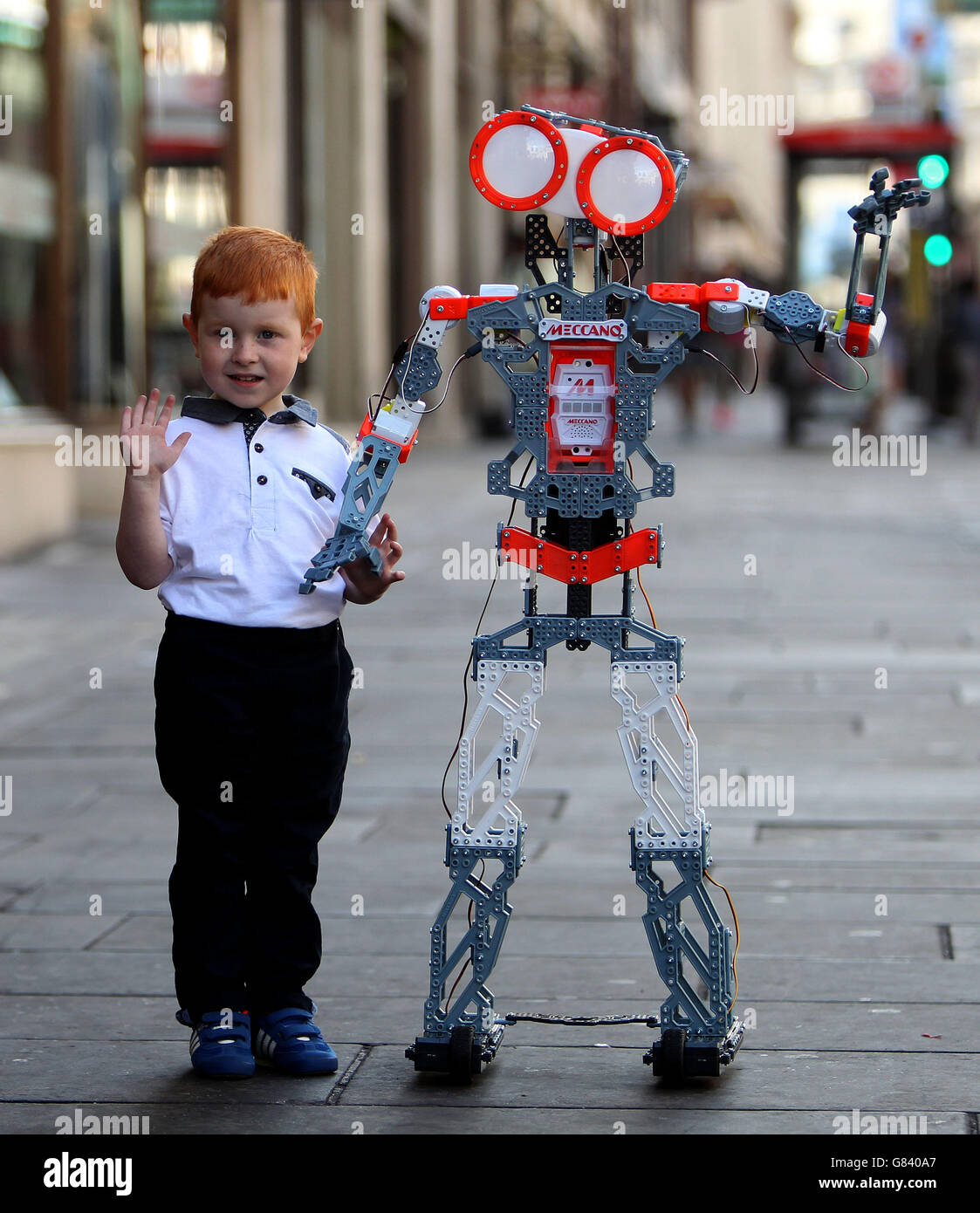 Tristan, de cuatro años de edad (sin apellido) juega con un robot personal Meccanoid  G15 KS mientras Hamleys lanza su gama de juguetes navideños en el centro de  Londres. Incluso los niños