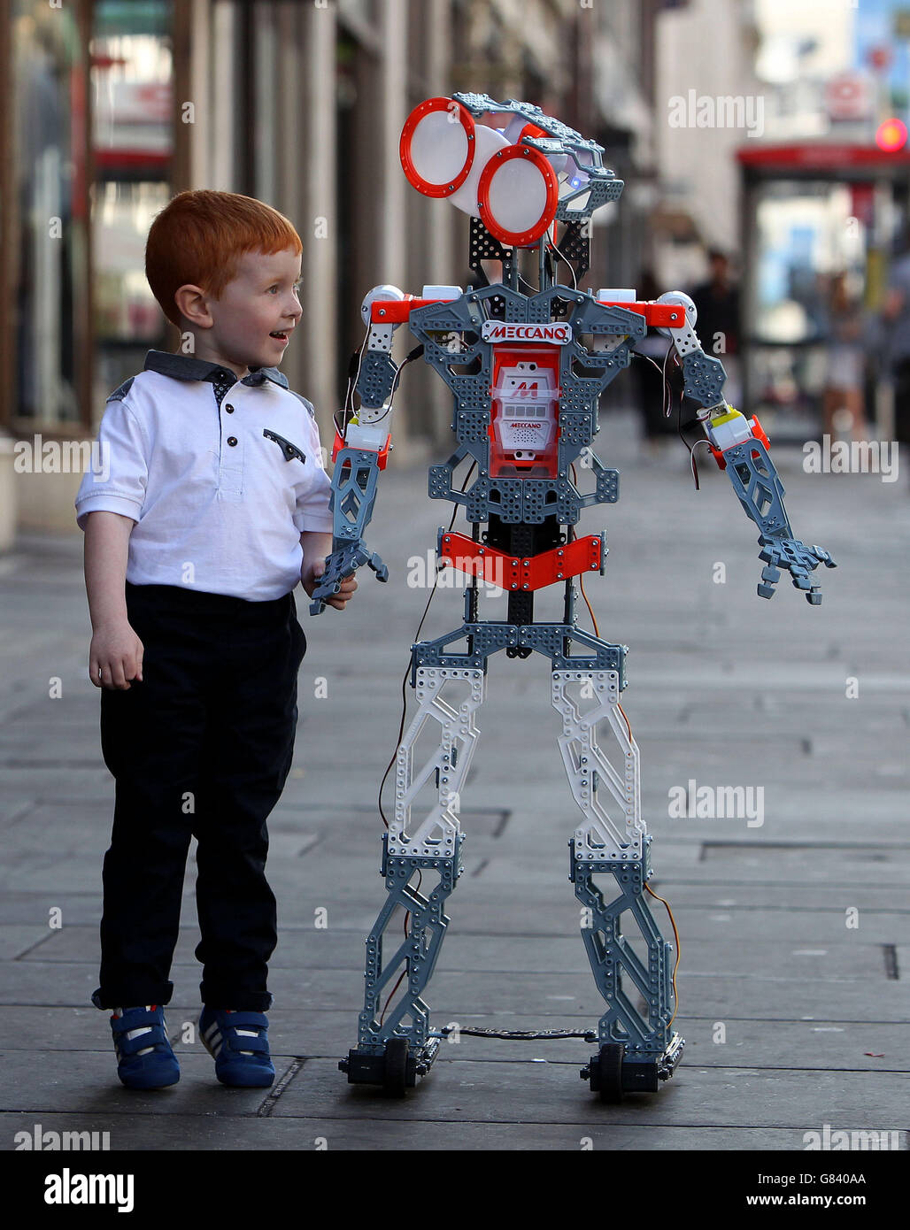 Tecnología - Gama de juguetes Hamleys Navidad 2015 - Meccanoid G15 KS Robot  - Londres Fotografía de stock - Alamy