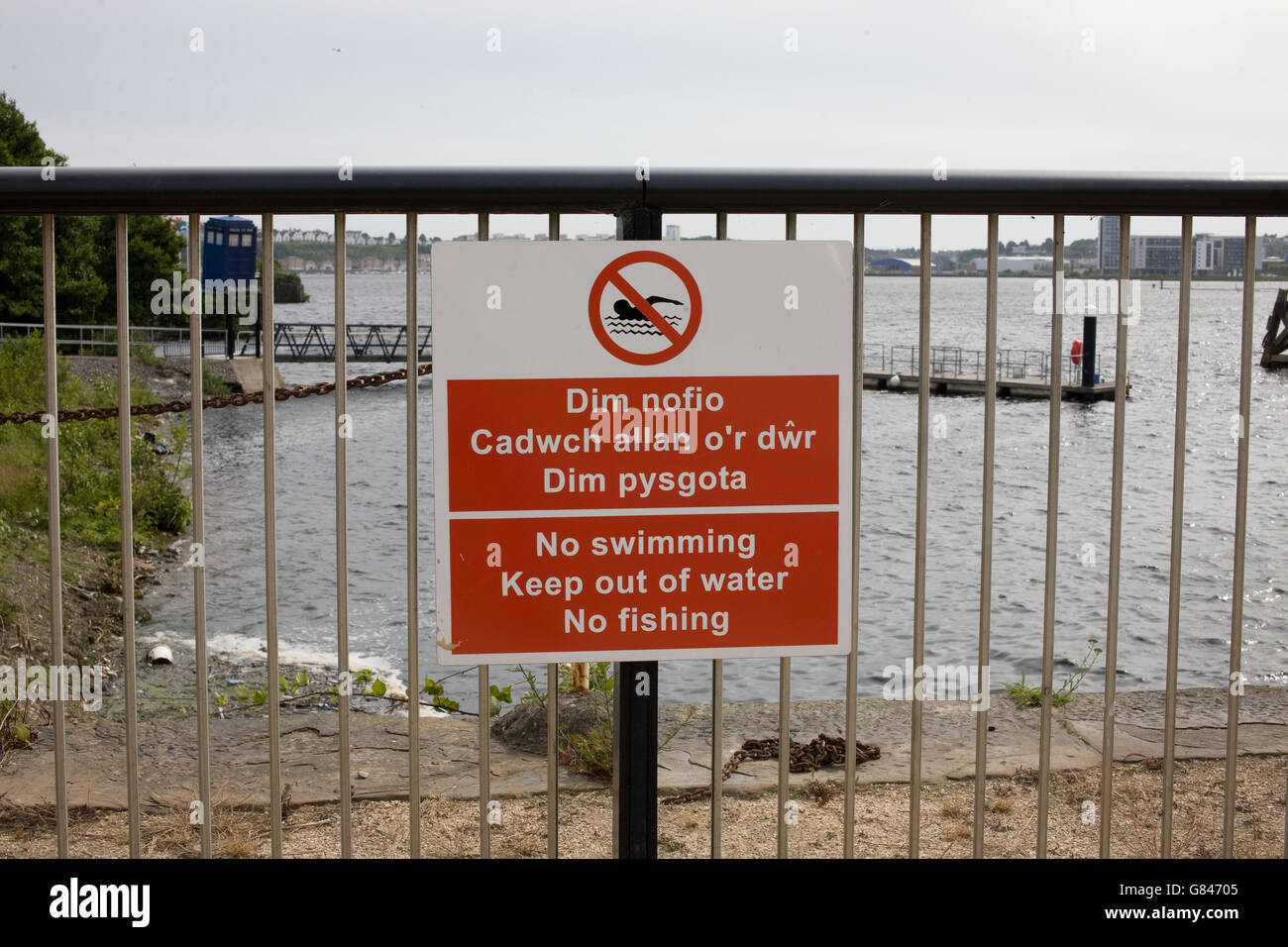 No hay piscina, mantener fuera del agua, no hay pesca" bilingüe en inglés y galés signo en la baranda de metal en la Bahía de Cardiff. Foto de stock
