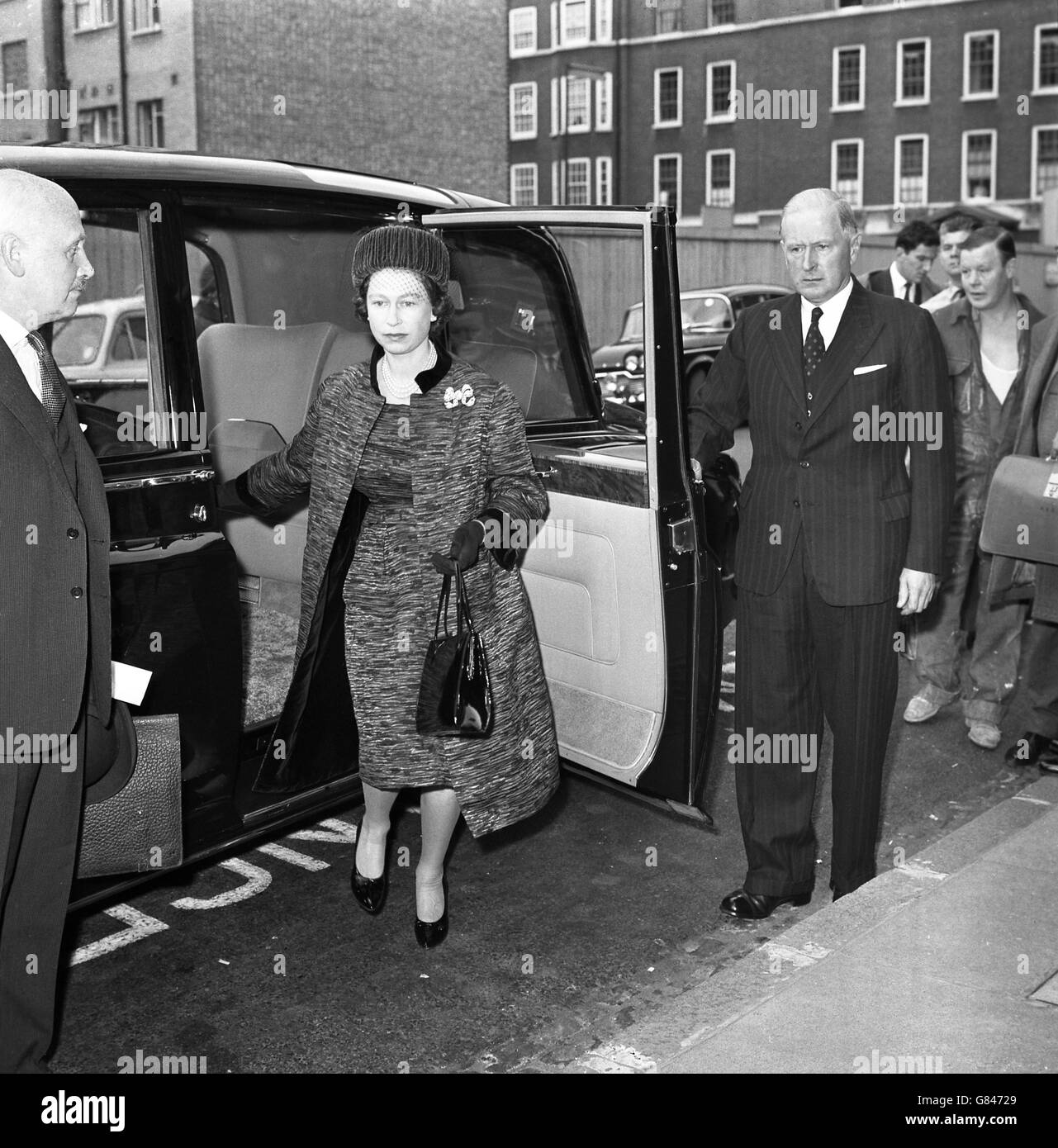 La Reina Isabel II llega al Hospital King Edward VII en Marylebone para hablar a la cabecera de Harold Macmillan sobre su sucesor. La Reina estaba visitando el hospital después de aceptar la renuncia de Macmillan. Foto de stock