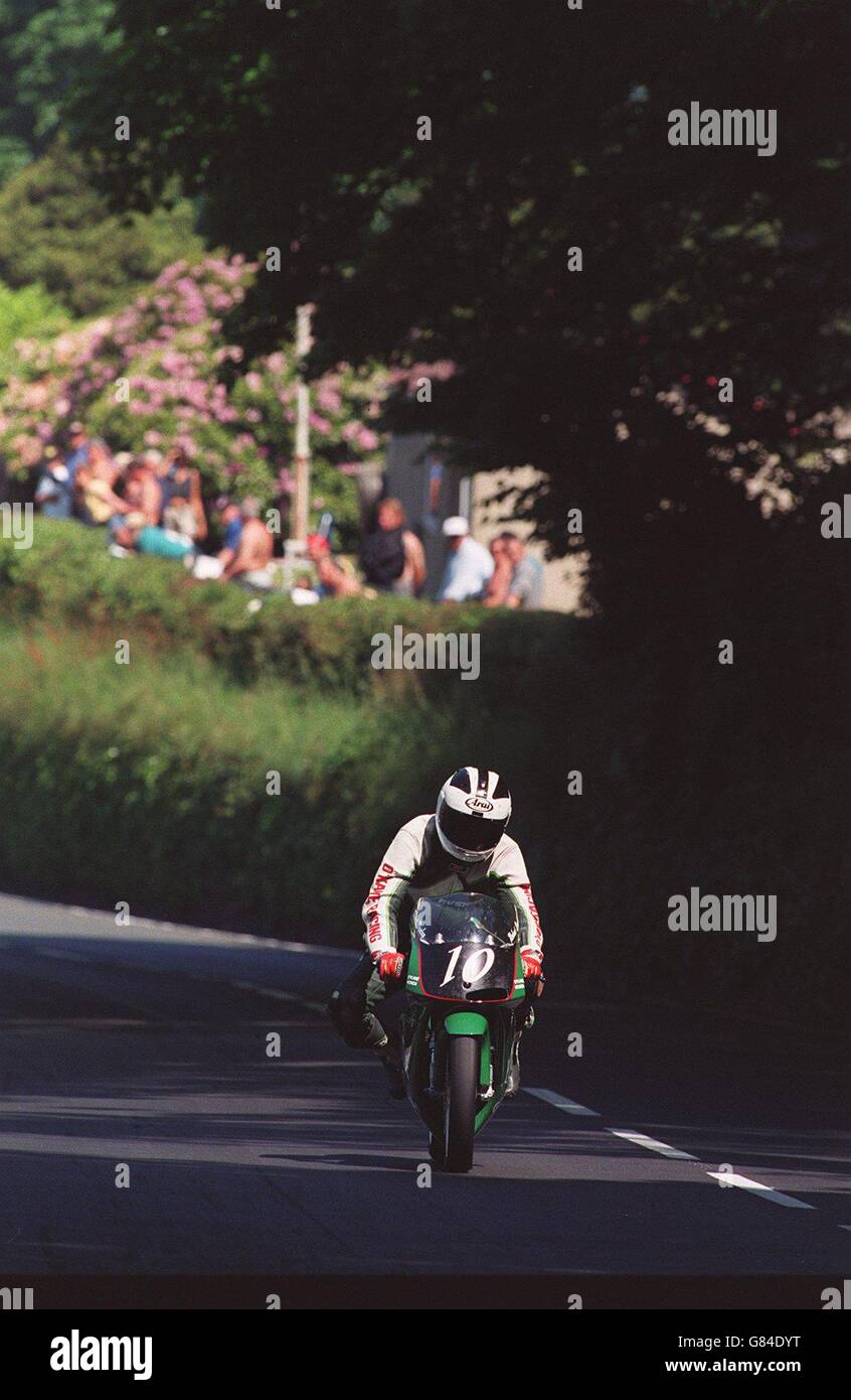 Moto Isle Of Man Tt Race Robert Dunlop En La Ultra Lightweight 125 Tt Fotografia De Stock Alamy
