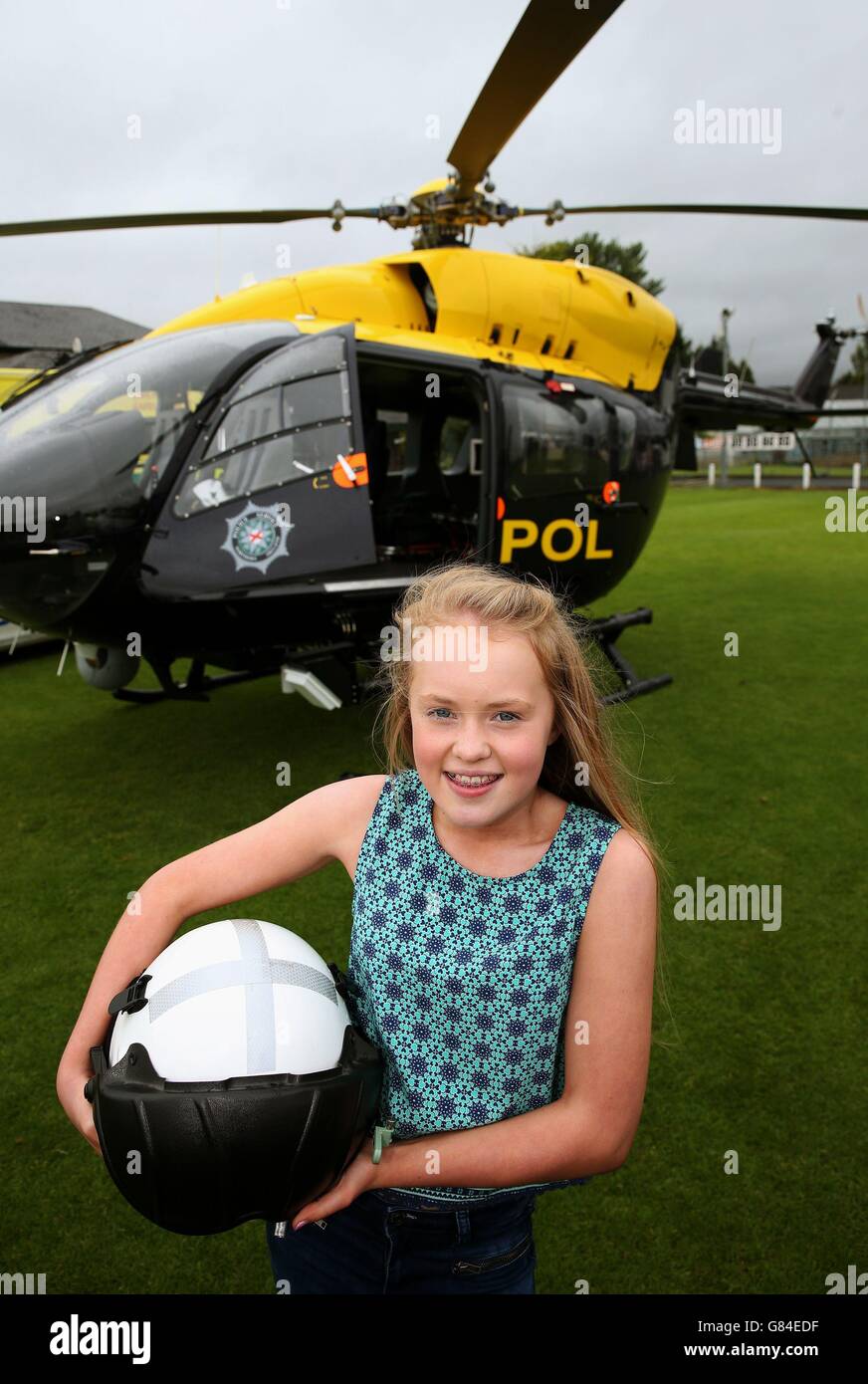 Alanna Casement, de 12 años, de Annacloy, Co Down, después de reunirse con los paramédicos y policías que ayudaron a salvar su vida después de que ella rompiera una arteria de pierna en un accidente de bicicleta freak en el parque forestal de Castlewellan el pasado mes de julio. Foto de stock